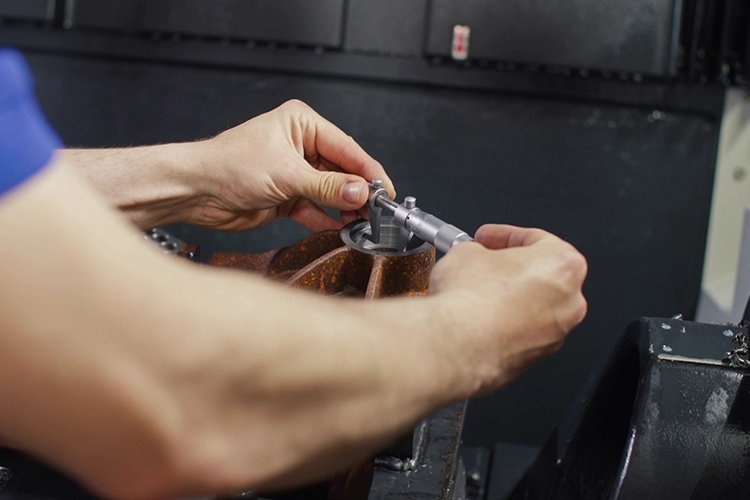 Feinwerkmechaniker bei der Arbeit